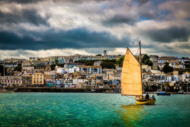 銳琛定型啫喱，讓男士發型自然流暢，盡顯自信